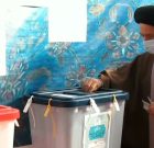 امام جمعه دیر رای خود را به صندوق انداخت+فیلم