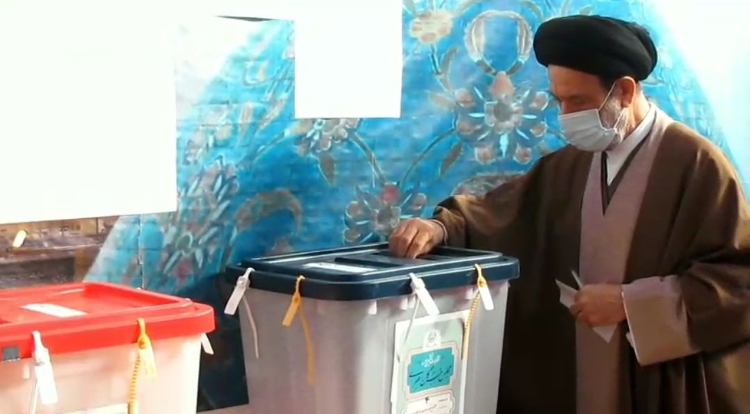 امام جمعه دیر رای خود را به صندوق انداخت+فیلم