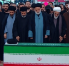 اقامه نماز بر پیکر رهبر شهید انقلاب توسط فرزند ارشد ایشان